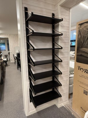 Linkki vägghylla svart