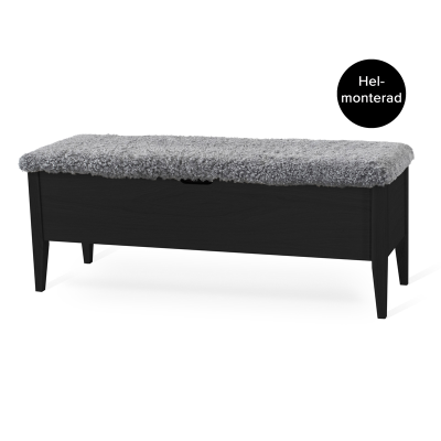 Klinte bänk 120 cm svartlack med äkta fårskinn
